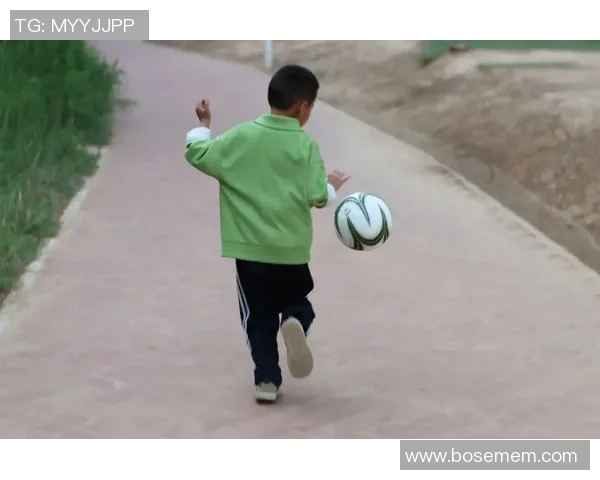 足球巨星亲临现场为儿子助威见证小球员成长的感人瞬间 足球巨星亲临现场为儿子助威见证小球员成长的感人瞬间