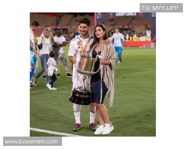 足球明星赛后甜蜜时刻与女友亲密拥抱感动全场观众 足球明星赛后甜蜜时刻与女友亲密拥抱感动全场观众